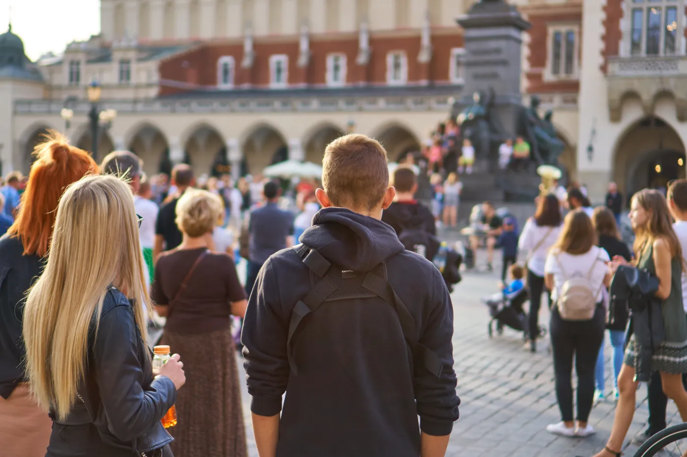 Turyści zwiedzają rynek miasta.