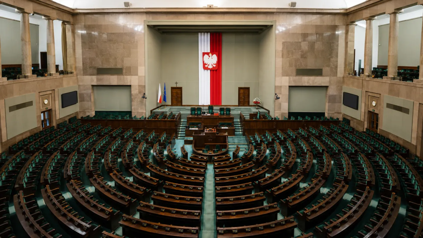 KO nadal na prowadzeniu, PiS nie zyskuje. W siłę rośnie zupełnie inna frakcja. Sondaż parlamentarny