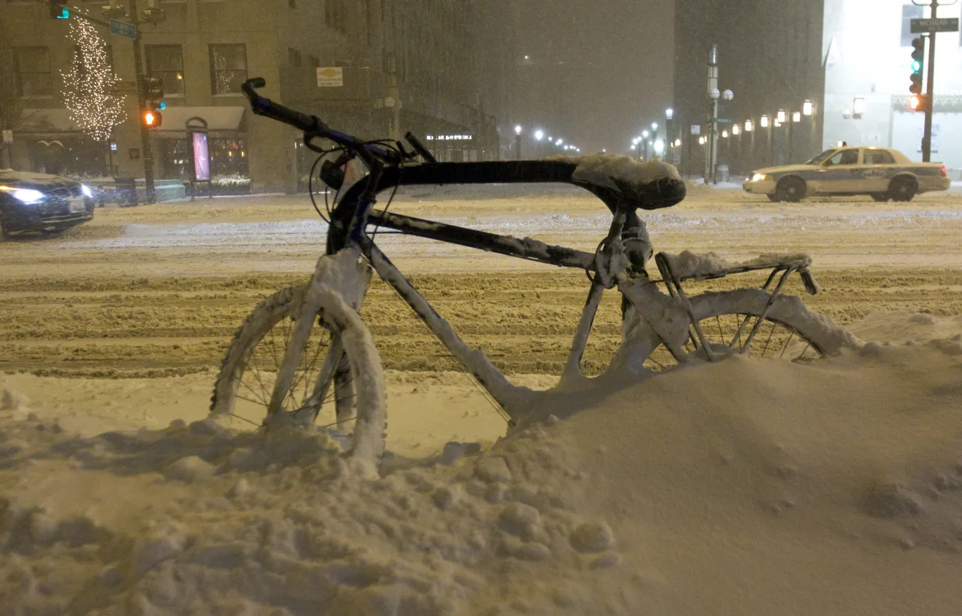 Burze śnieżne paraliżują USA, odwołano tysiące lotów, zasypało Chicago (ZOBACZ ZDJĘCIA)