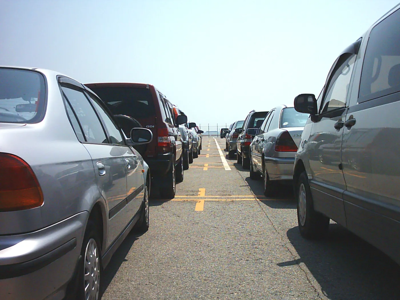 Przez lukę w prawie na parkingach wyrastają dzikie komisy samochodowe