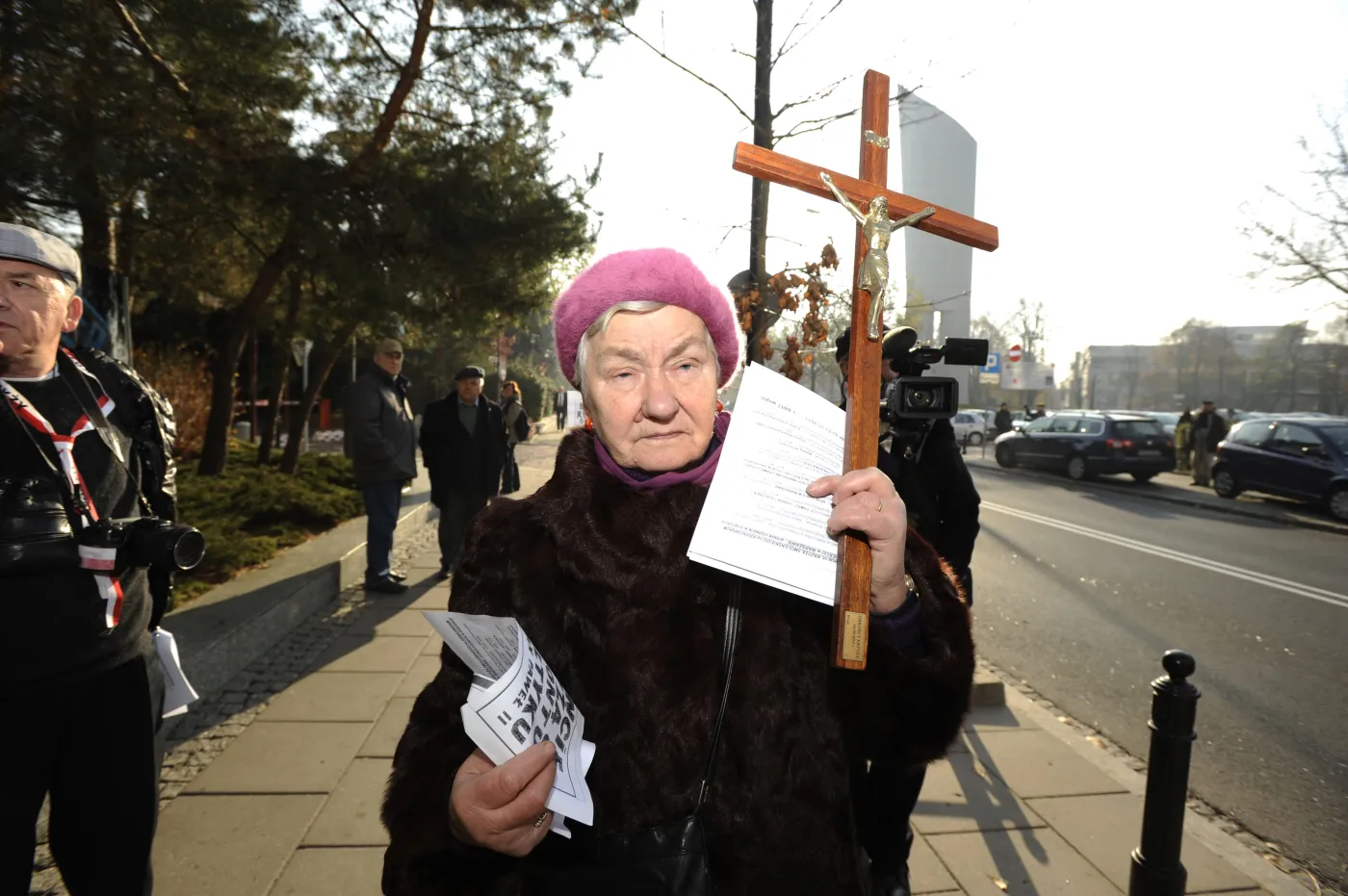 Przed Sejmem manifestacja przeciwników Palikota - mieli ze sobą krzyż (WIDEO)