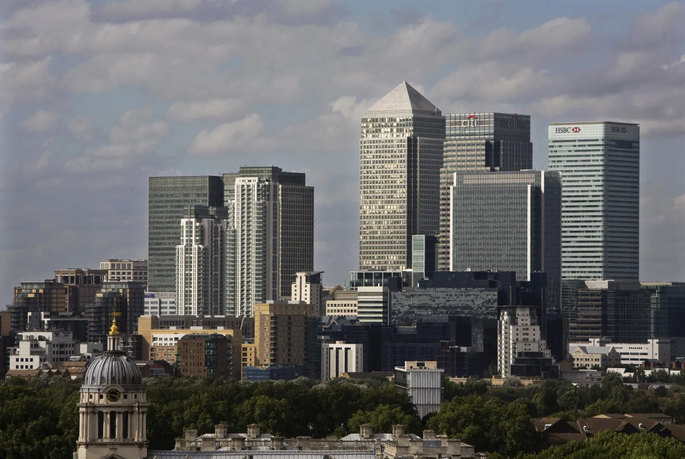 Canary Wharf - panorama dzielnicy finansowej Londynu. Fot. Bloomberg