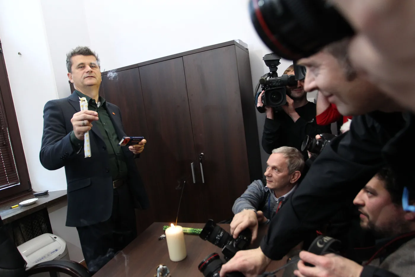 Janusz Palikot pali kadzidełko w Sejmie