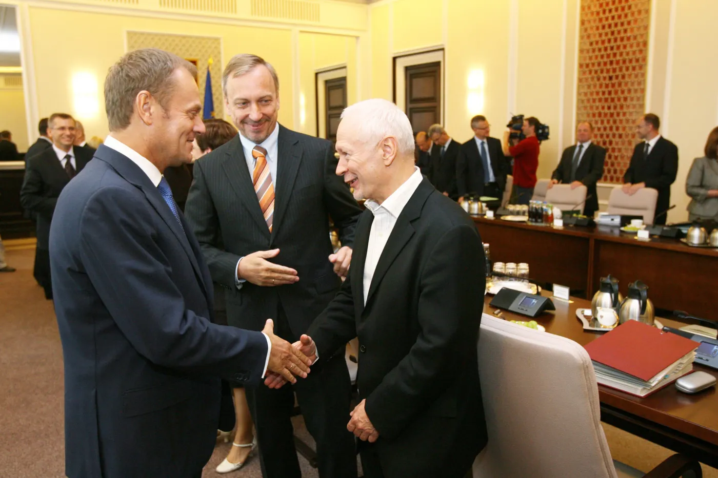 Tusk i Boni z europosłami PO o umowie ACTA