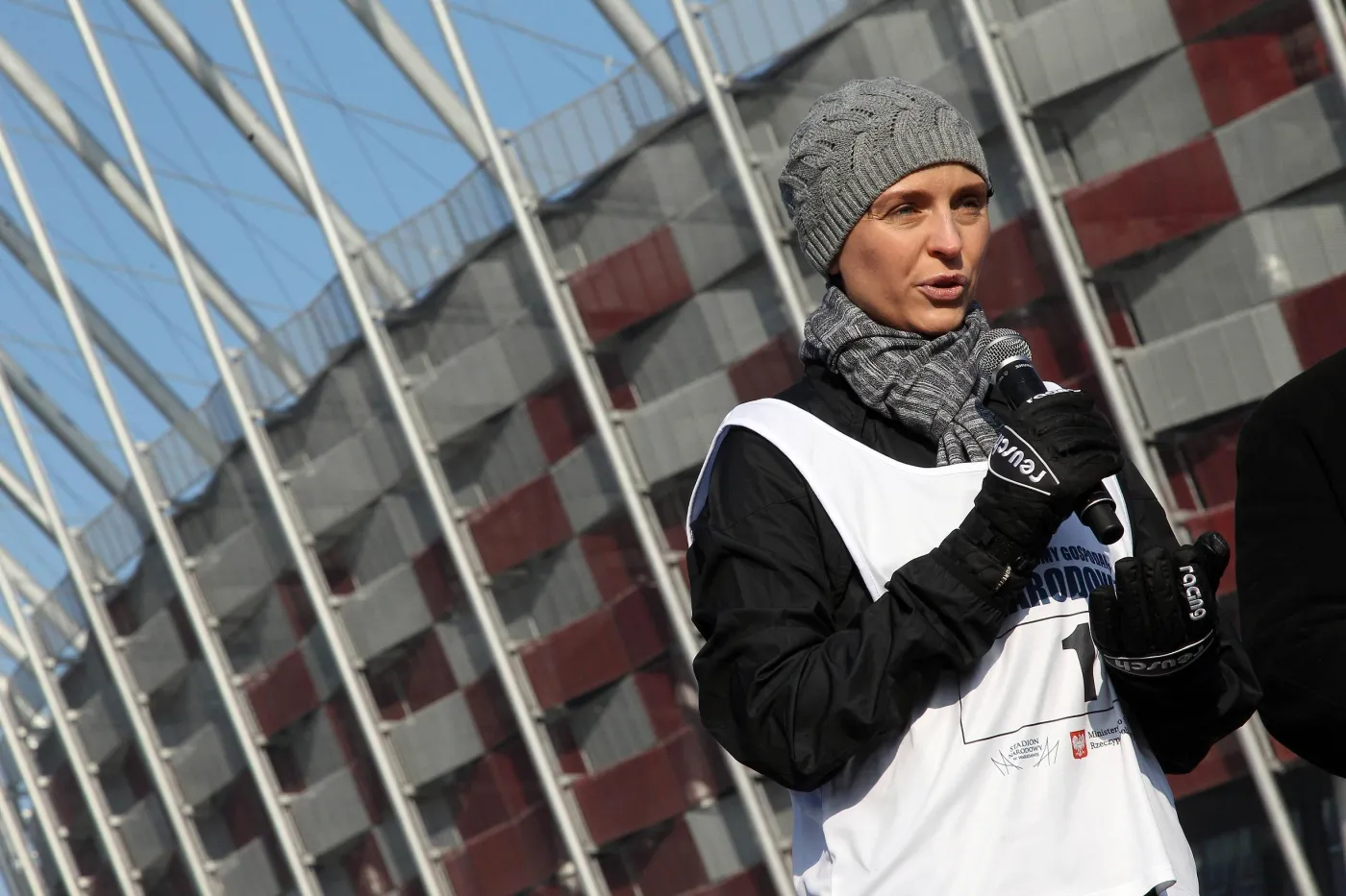Joanna Mucha przed Stadionem Narodowym