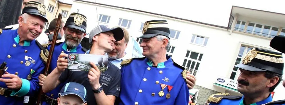 Fani w Wiśle dziękują Adamowi Małyszowi za lata usłanej sukcesami kariery. Adam Małysz oficjalnie zakończył karierę sportową 26 marca w Zakopanem. Wówczas, na Wielkiej Krokwi, oddał ostatni skok. W dorobku zawodnika znalazły się między innymi: cztery medale olimpijskie, cztery tytuły mistrza świata, cztery Kryształowe Kule triumfatora Pucharu Świata, trzy tytuły zwycięzcy Letniej Grand Prix. Na najwyższym stopniu podium zawodów PŚ stawał 39 razy. Fot. Jerzy Kleszcz/Newspix.pl