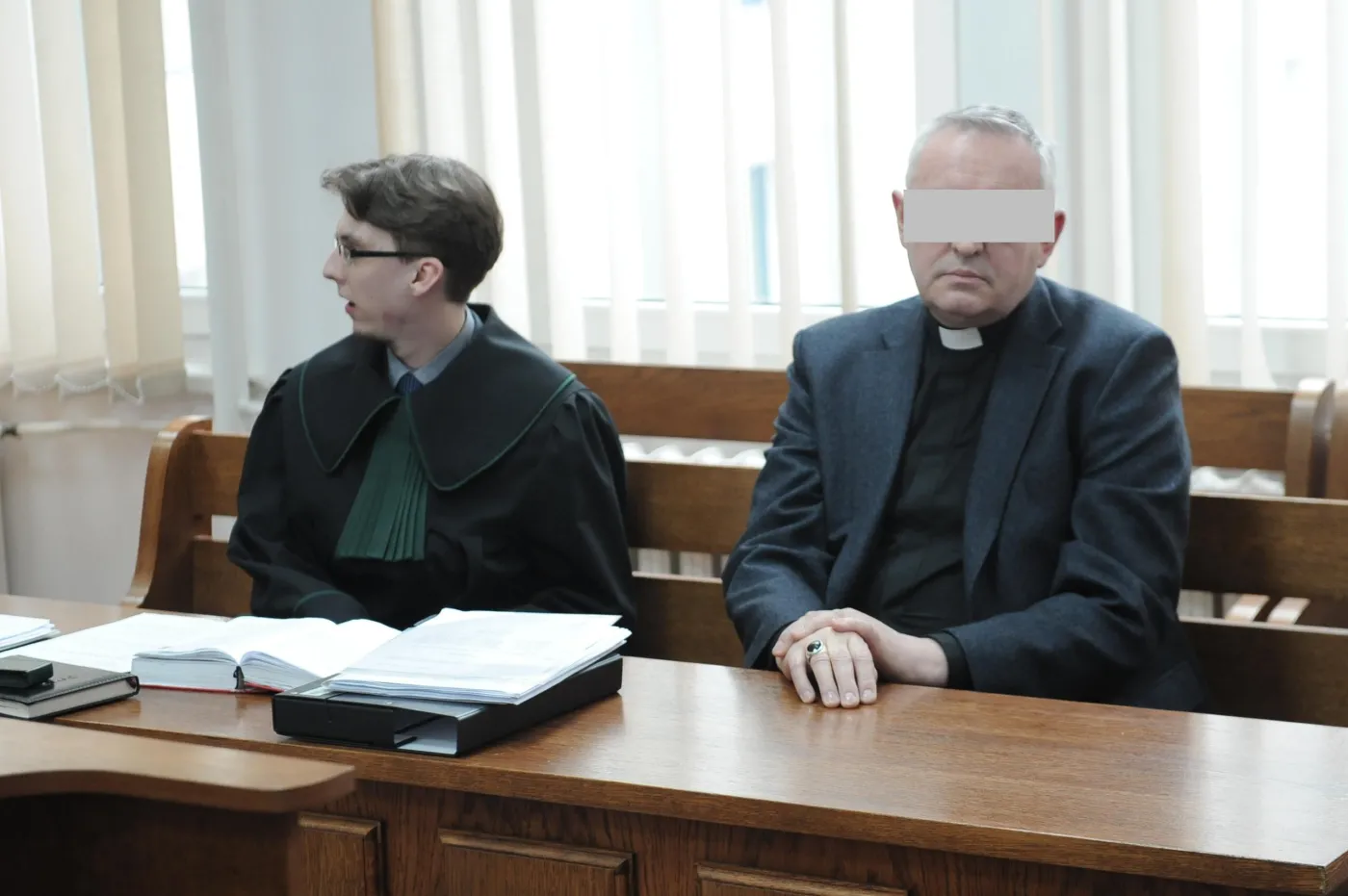 Rozpoczął się proces biskupa Piotra J., który uderzył samochodem w latarnię będąc pod wpływem alkoholu