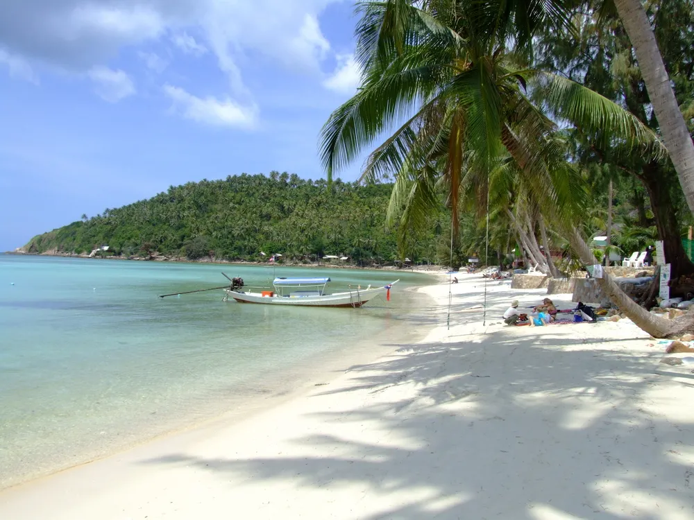 1526767-salad-beach.jpg