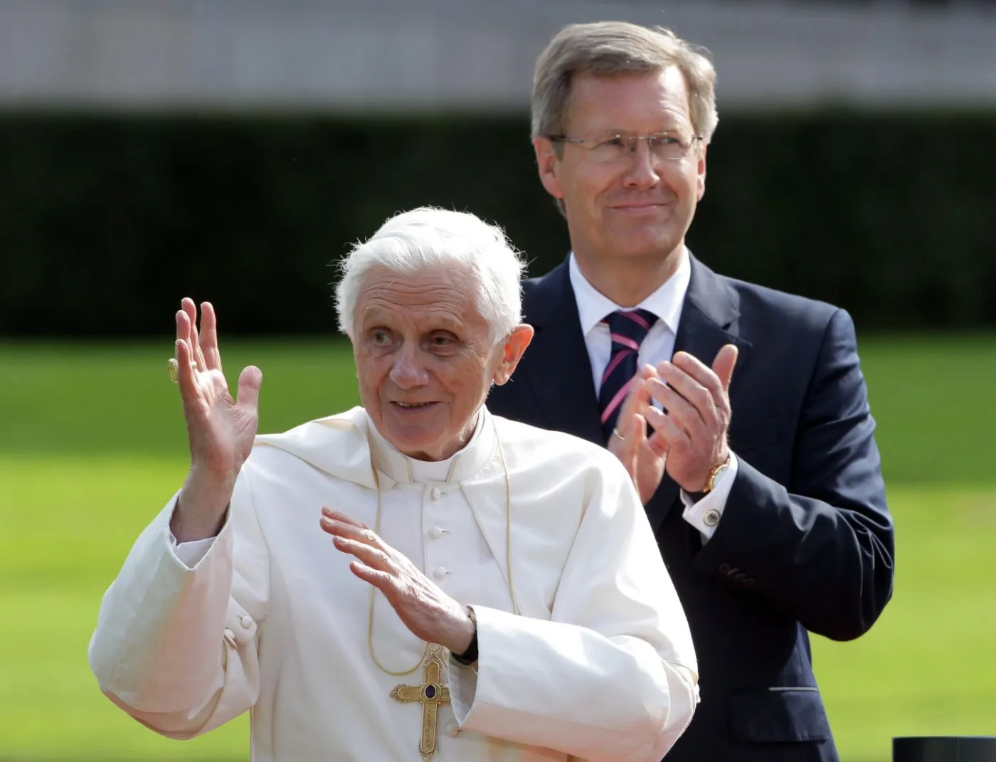Papież Benedykt XVI z niemieckim prezydentem Christianem Wulffem przed pałacem Bellevue w Berlinie. papiez rozpoczął wizyte w ojczyxnie. Zaczyna od Berlina. fot. MICHAEL KAPPELER  PAP/EPA. 