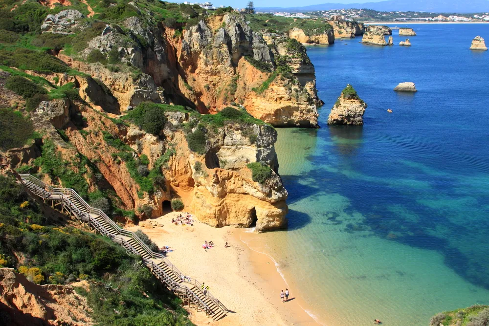Tygodniowe wczasy w portugalskim kurorcie Algarve w 3-gwiazdkowym hotelu z wyżywieniem w formule all inclusive to koszt 2199 złotych. Wylot z Poznania.