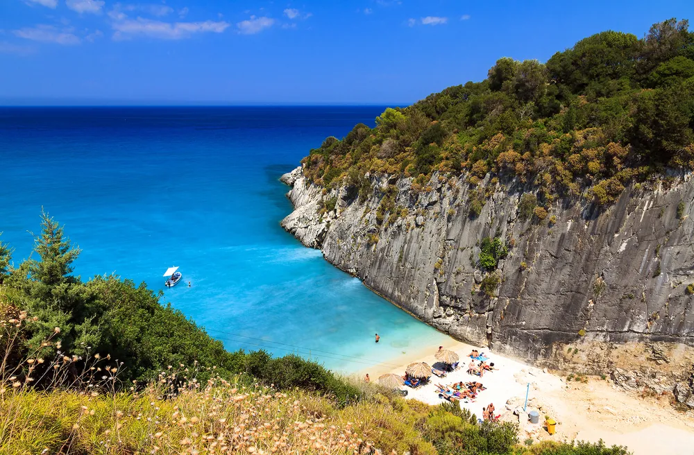 Tygodniowe wczasy na greckiej wyspie Zakynthos w 3,5-gwiazdkowym hotelu ze śniadaniami wliczonymi w cenę to koszt 1484 złotych. Wylot z Gdańska 20 czerwca.