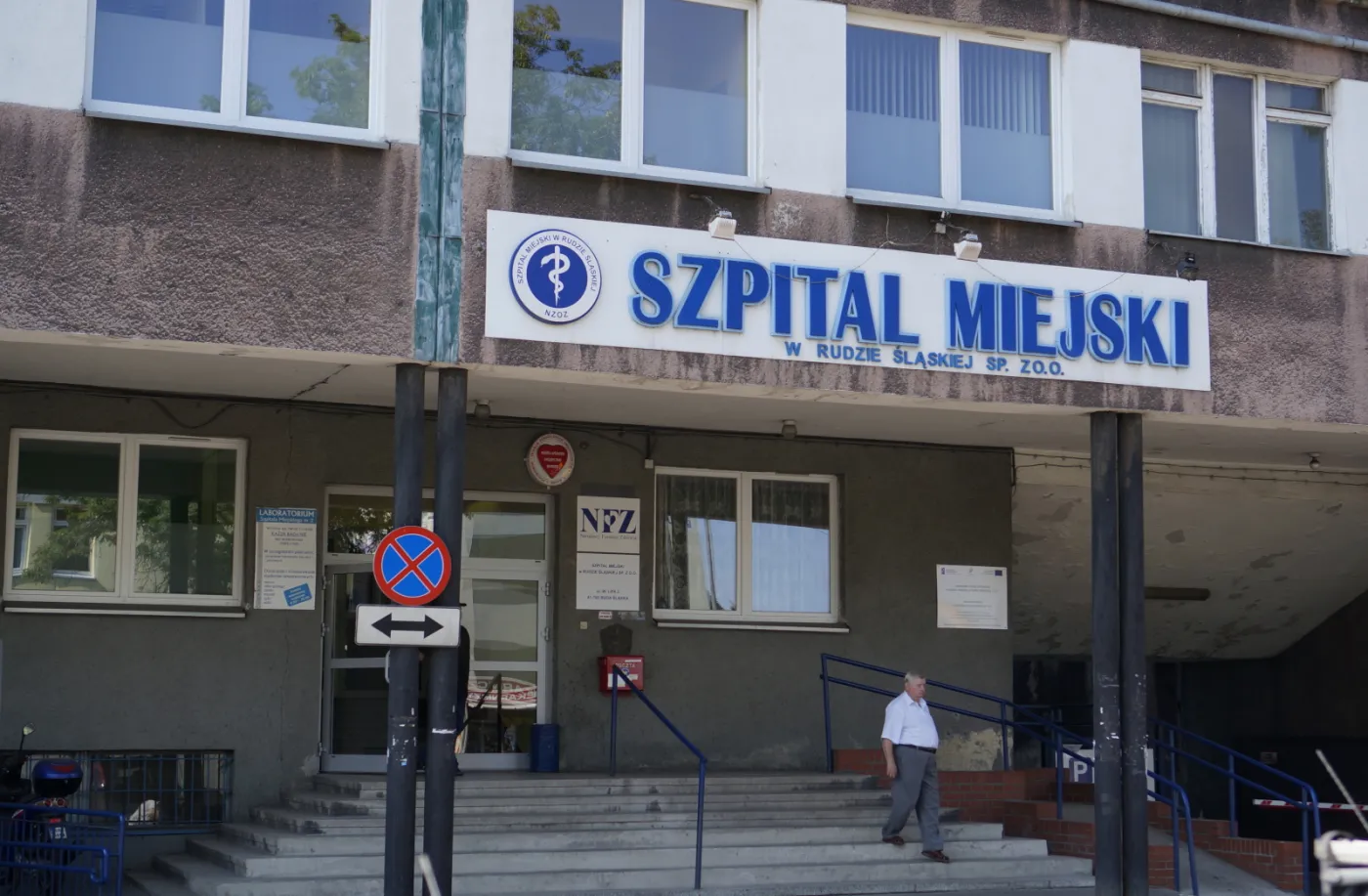 Kulisy tragedii w szpitalu: Pacjent wyrwał sobie dreny, krwawił i był agresywny