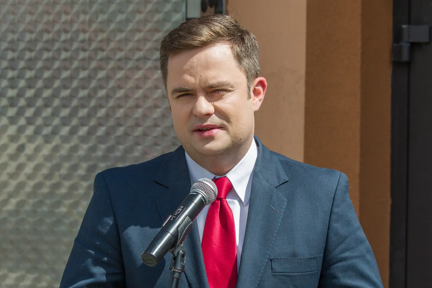 1984825-adam-hofman.jpg