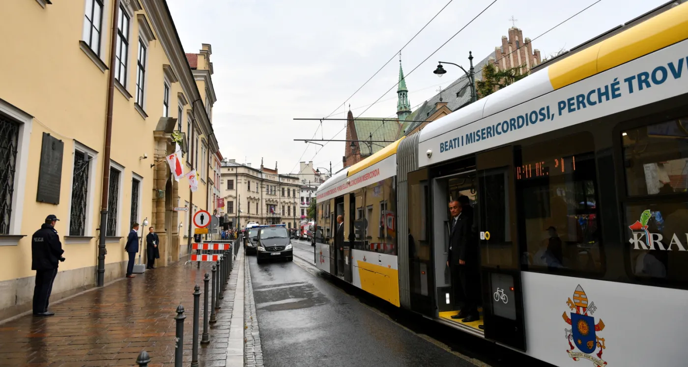ŚDM: Papież wyruszył tramwajem na krakowskie Błonia. Spotka się tam z młodymi