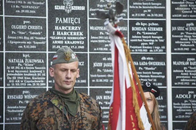 "Oni nie polegli, ciągle mamy tę samą sytuację". Uczestnicy o "apelu smoleńskim" na uroczystościach w Poznaniu
