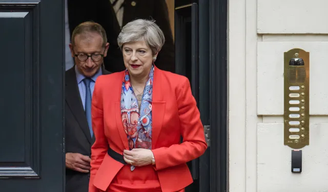 Brytyjska premier Theresa May otrzymała od królowej Elżbiety II misję stworzenia nowego rządu