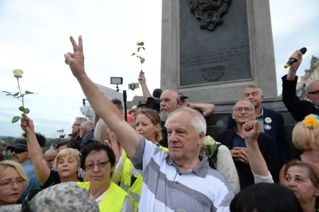 Obchody miesięcznicy smoleńskiej: 44 wnioski policji do sądu po manifestacjach