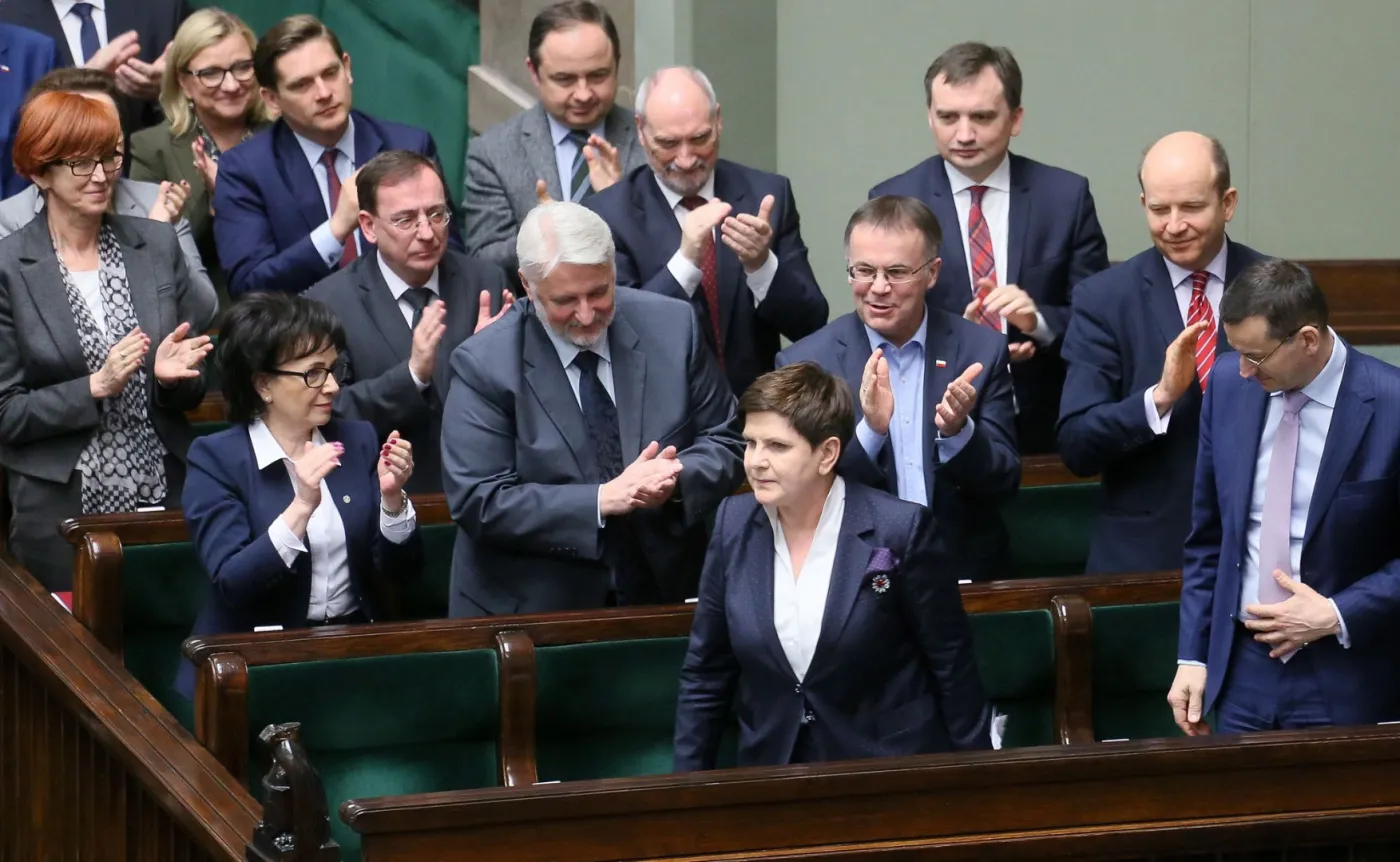 PiS forsuje kontrowersje, by przed wyborami wyciszyć krytykę