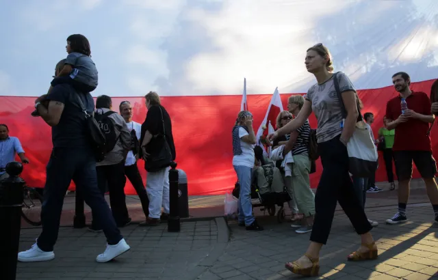Protest przed Sejmem przeciw projektowi ustawy o SN: Będziemy walczyć całą noc