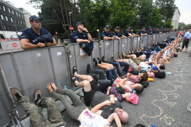 Policja wyniosła protestujących, którzy przeszli przez barierki zabezpieczające teren Sejmu