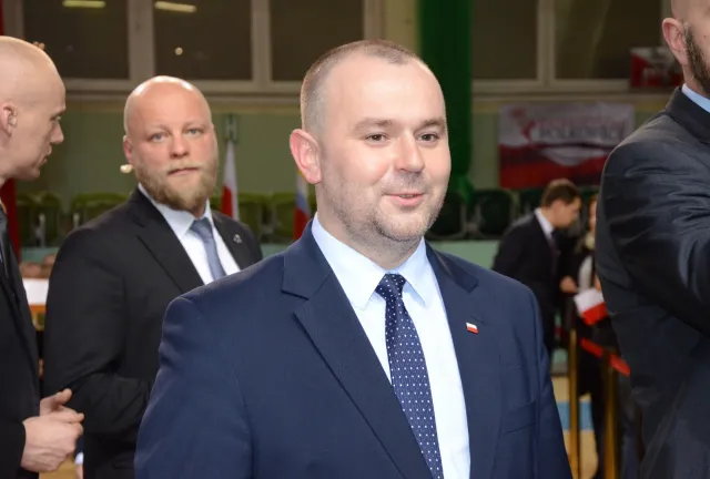 Mucha: Prezydent jest ponadpartyjny. Jego projekty o SN i KRS to odwzorowanie propozycji PiS