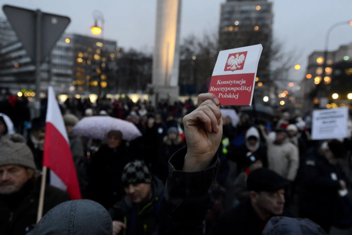 Protest przed gmachem parlamentu podczas orędzia prezydenta Dudy