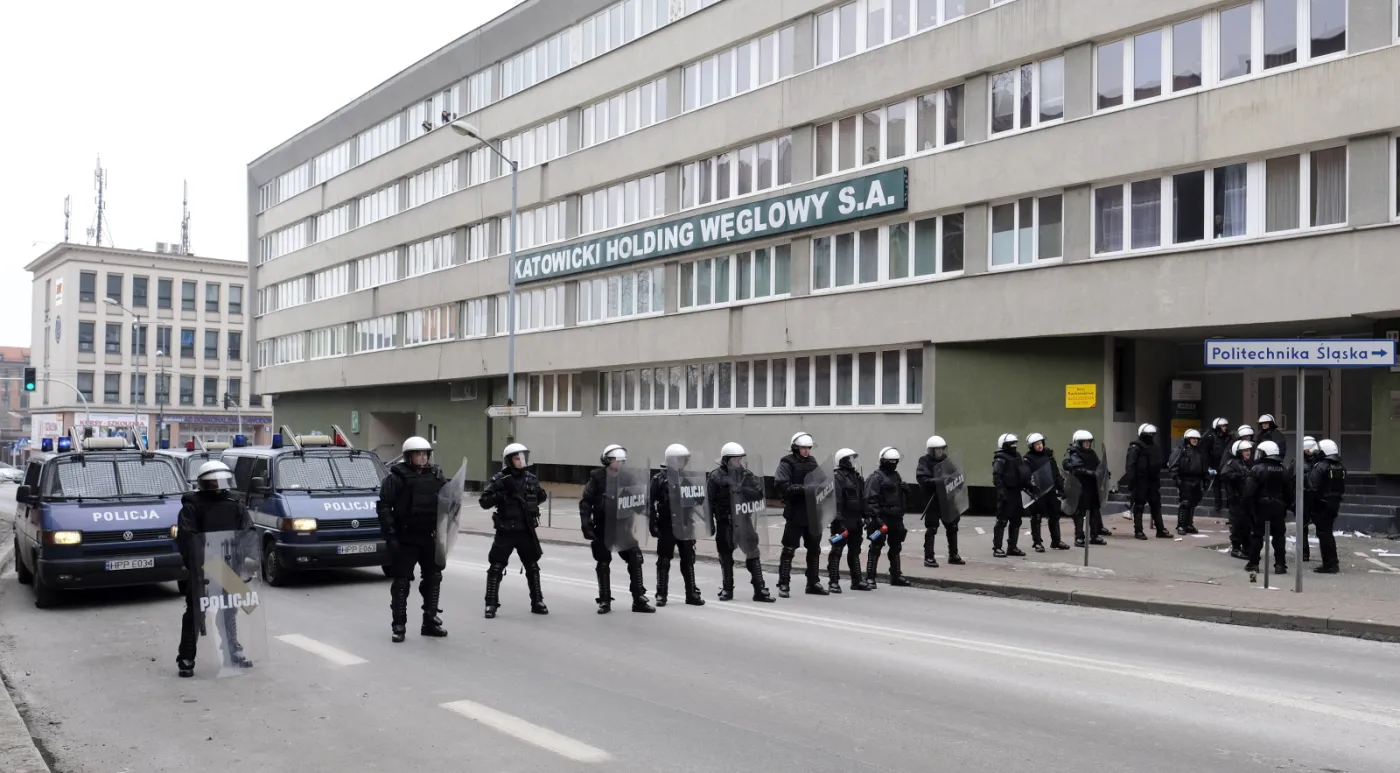 Związki z KHW nie przyjęły projektu porozumienia. 9 osób zatrzymanych po awanturze przed holdingiem