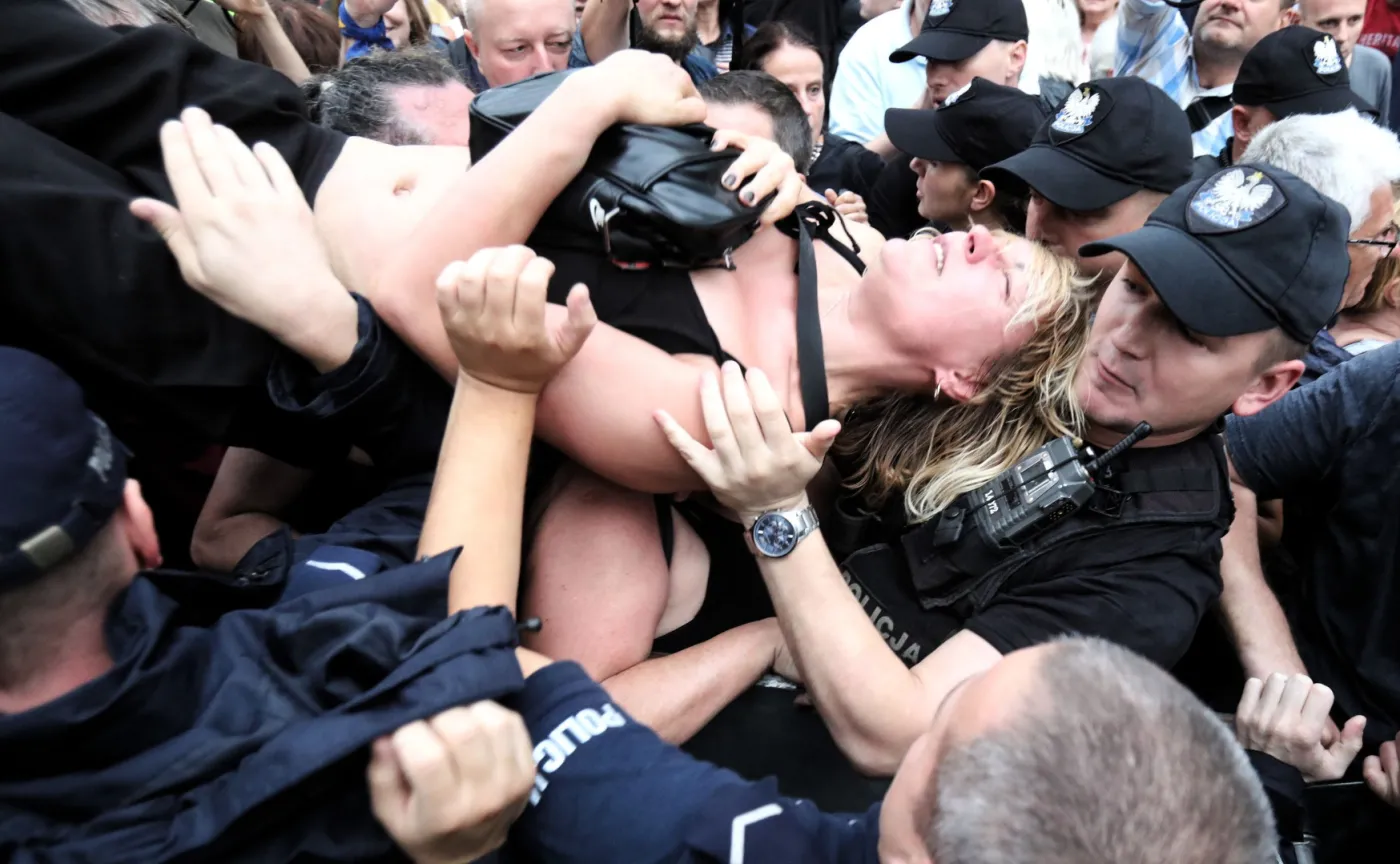 Pięć osób zatrzymanych po protestach przed Sejmem. Dwie w szpitalu