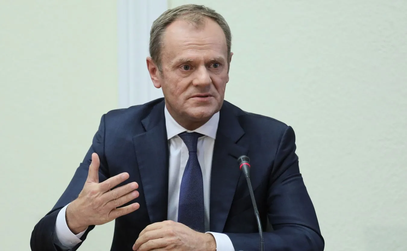 Tusk: Stosując logikę komisji ws. GetBacku Morawieccy powinni zostać przesłuchani, skazani i spaleni na stosie