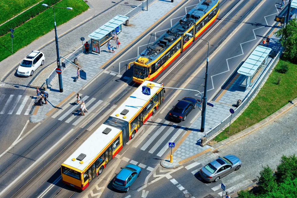 Warszawa bez prywatnego ruchu samochodowego? W Polsce trwa wojna o drogi