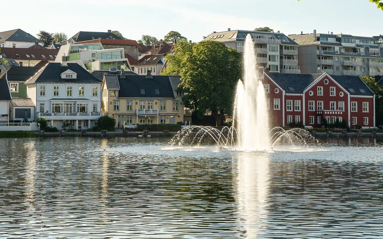 Norwegia: Pożar parkingu na lotnisku w Stavanger. Odwołano loty