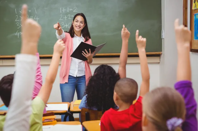 Zmiana w wynagrodzeniach nauczycieli: Bez średniej, z wyższą podstawą