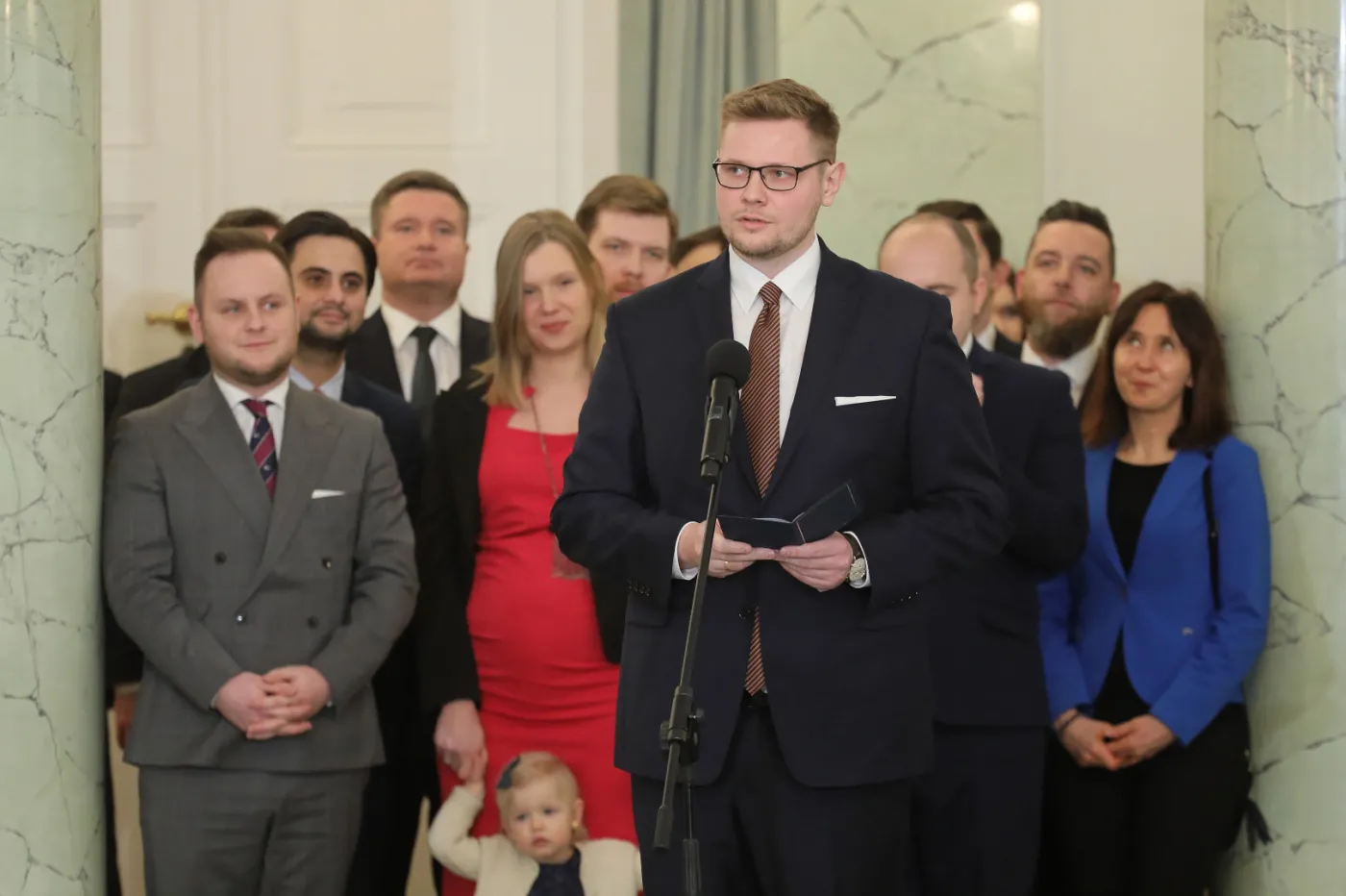 Minister Woś: Żona i córeczka też z wirusem