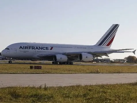 Piloci Air France kontynuują strajk. W poniedziałek ma być jeszcze gorzej z połączeniami