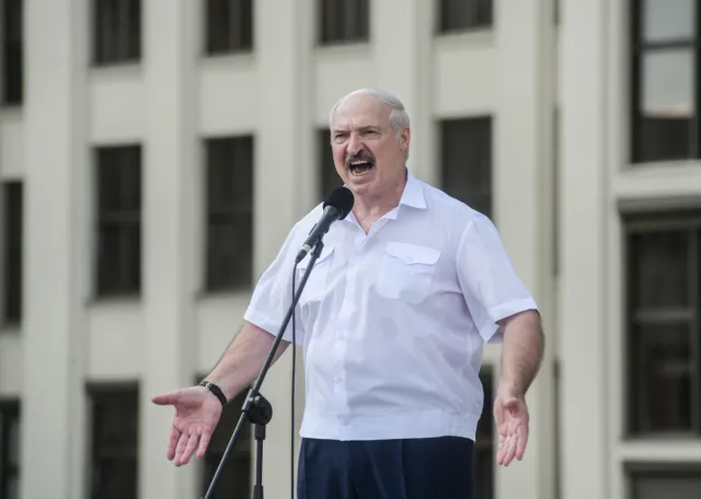 Łukaszenka uzależnia zgodę na nowe wybory od przyjęcia nowej konstytucji. Białorusini: Uchodi!