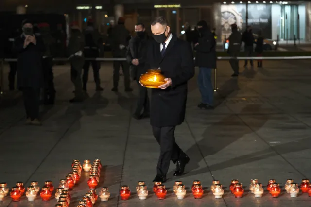 Rocznica stanu wojennego. Duda na Placu Piłsudskiego, Morawiecki przy grobie Przemyka