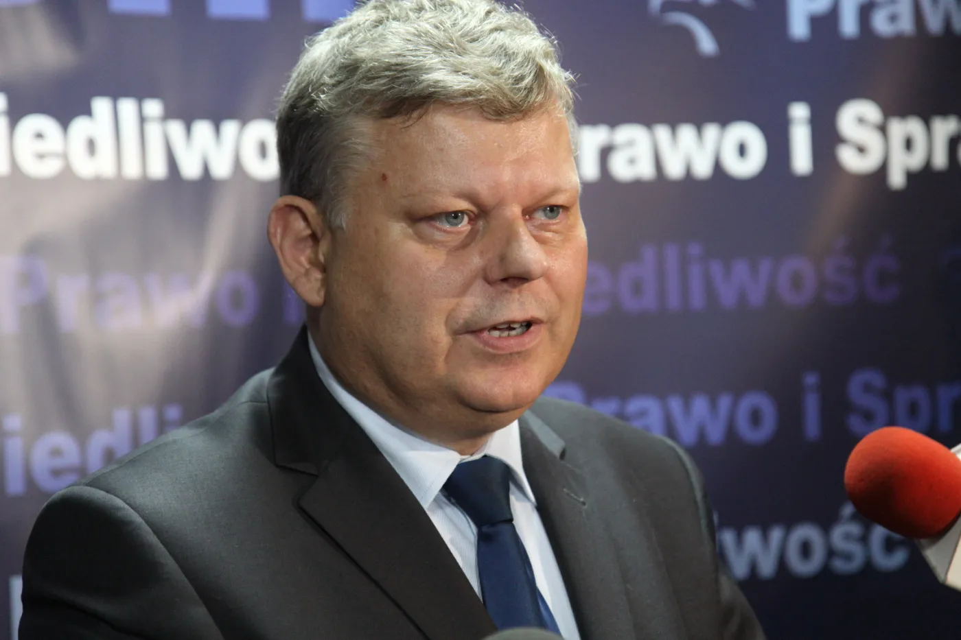 "Słowa wyjęte z kontekstu" i "cenię zawód nauczyciela". Suski przeprasza za wypowiedź o zarobkach nauczycieli