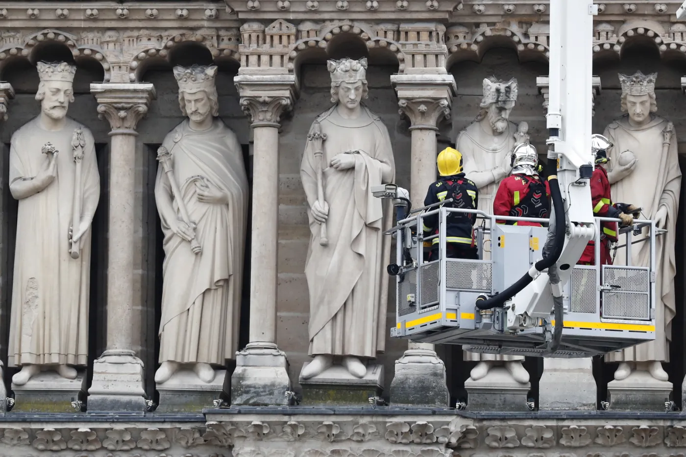 Macron: Odbudujemy Notre Dame jeszcze piękniejszą