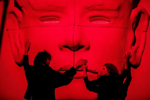 Ojciec chrzestny polskiego punka. „Złota skała. Opowieść o Robercie Brylewskim" w Teatrze Studio
