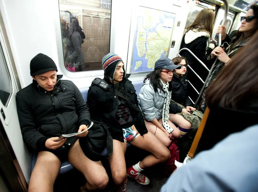 Akcja w metrze: Na trzy wszyscy zdejmują spodnie!