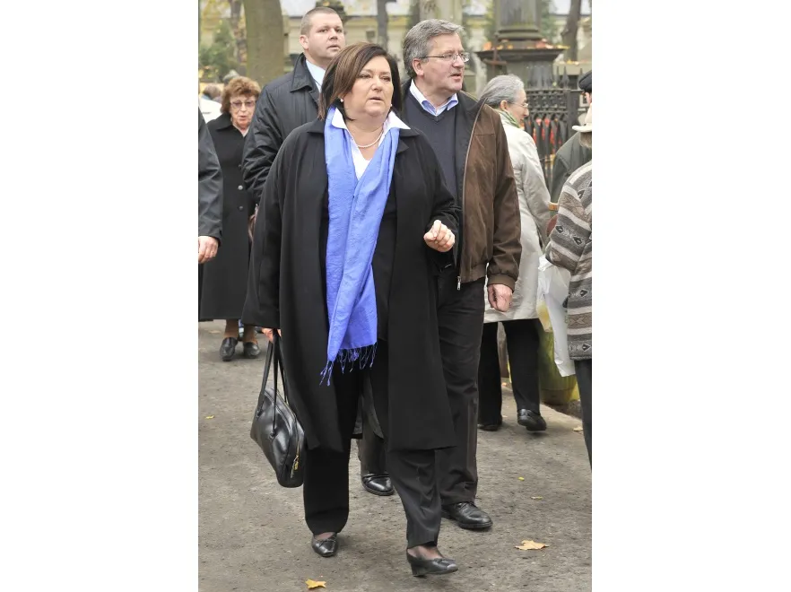Anna Komorowska wraz z mężem odwiedza groby na warszawskich Powązkach.