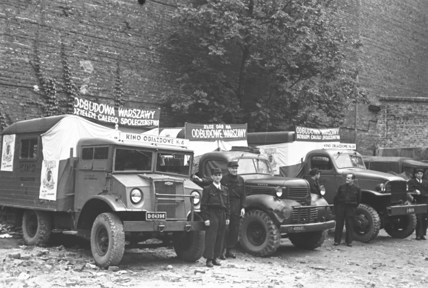 Demobilowy Chevrolet (pierwszy od lewej) w roli kina objazdowego. 