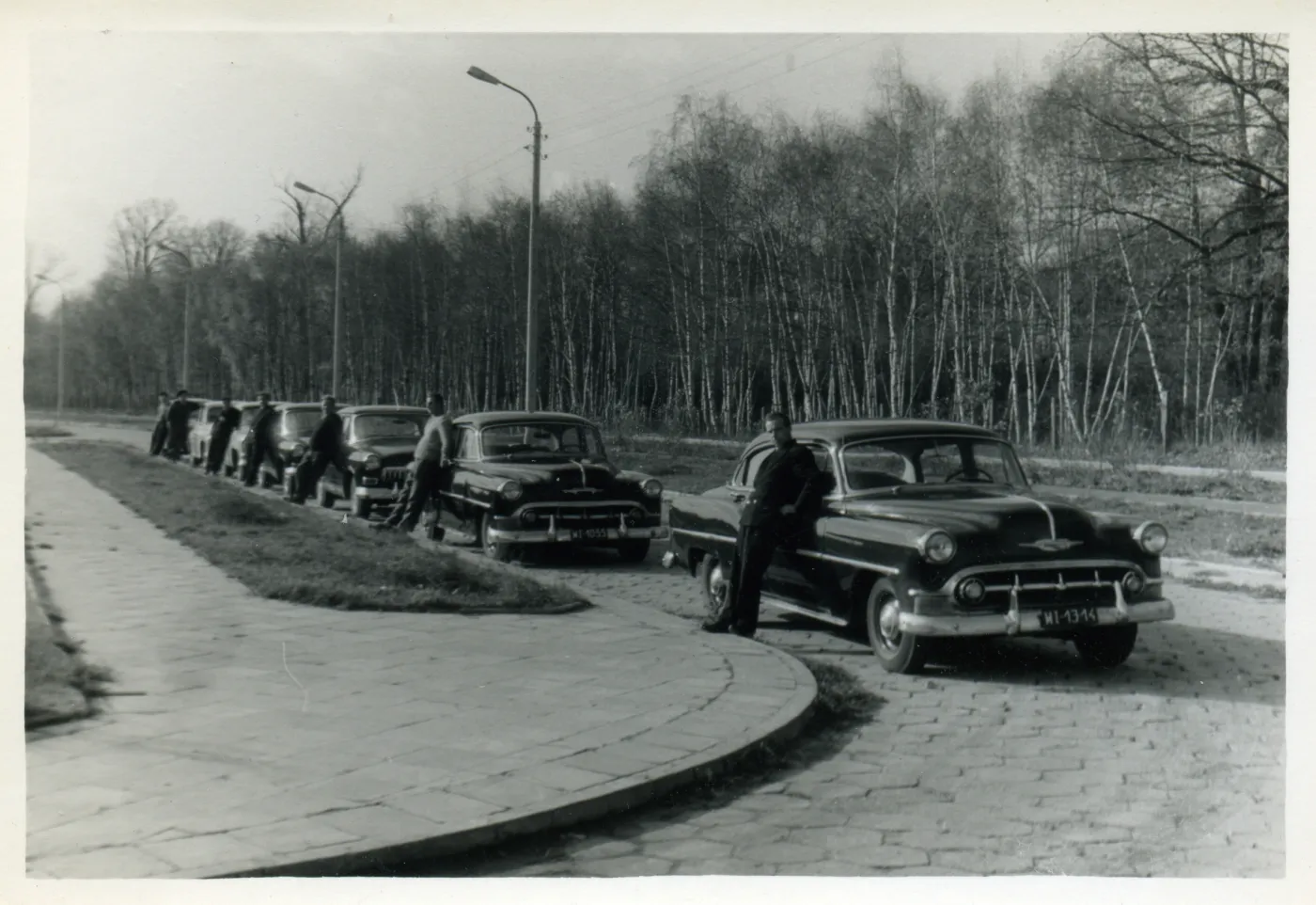 Kolumna samochodów państwowych. Lata 50. Pierwsze dwa auta Chevrolet Bel Air model z 1953 r., drugie dwa radzieckie Wołgi 21, ostanie dwa wozy Warszawy M20. Ustawienie samochodów nie było przypadkowe i odpowiadało randze urzędników danej instytucji najważniejsi jeździli Chevroletami, średni rangą Wołgami, a niżsi rangą krajowymi Warszawami 