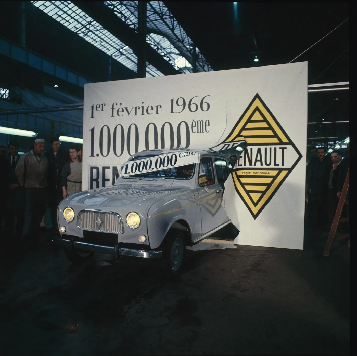 Papież hipster! Franciszek dostał 30-letnie renault 4. ZDJĘCIA