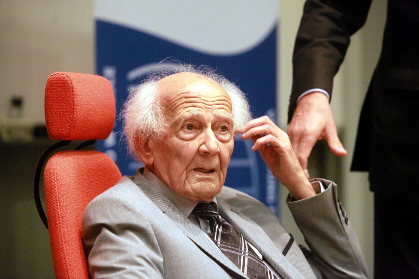 Prof. Bauman przerwany wykład interwencja policji