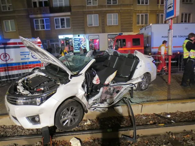 Wypadek Girzyńskiego. Oto ZDJĘCIA samochodu posła PiS