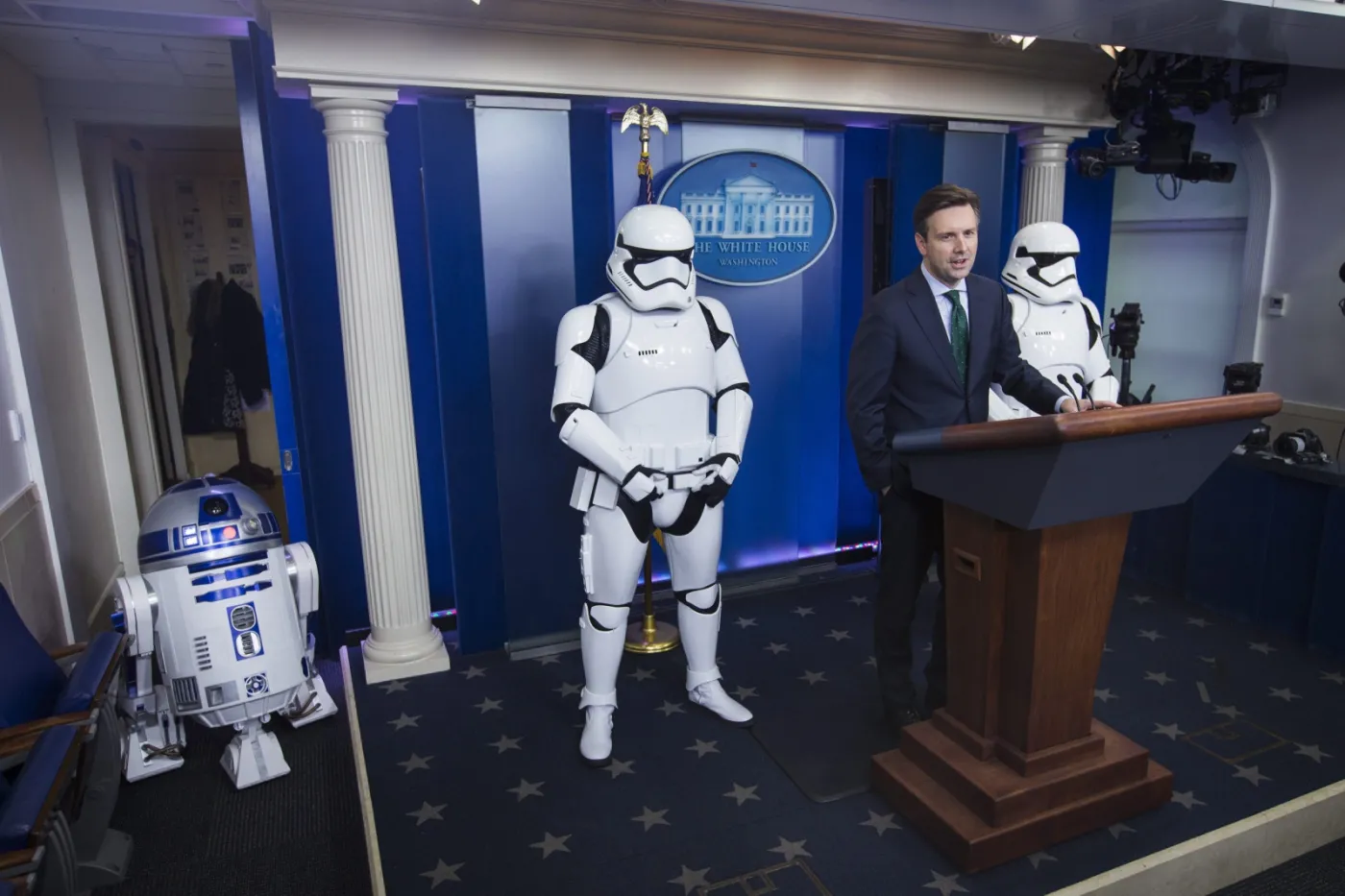 8559666-r2d2.jpg