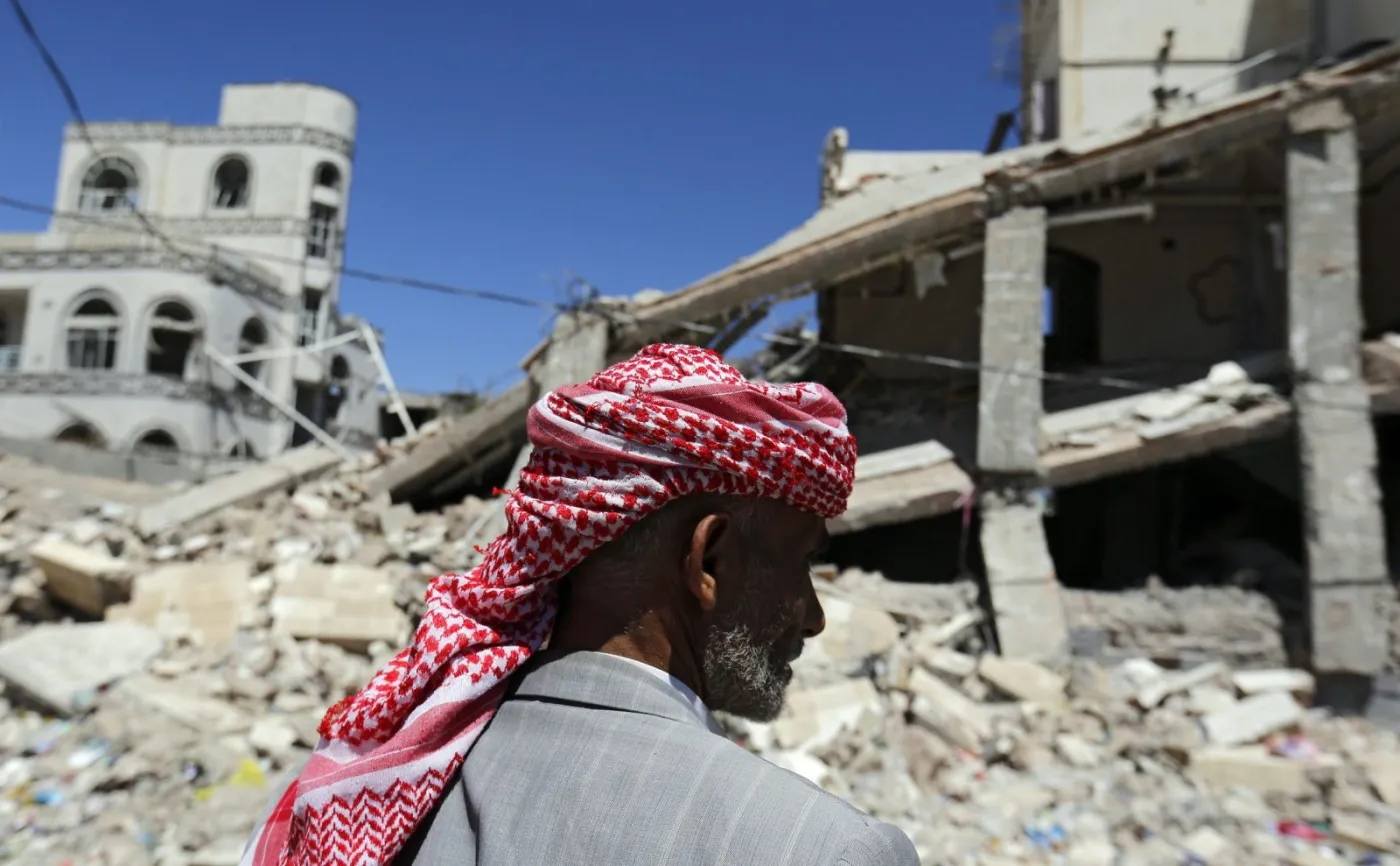 Jemen. Ruiny po nalotach na miasto Sana'a sił arabskiej koalicji pod wodzą Arabii Saudyjskiej