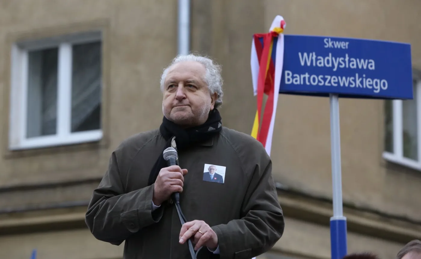 9671799-prof.jpg