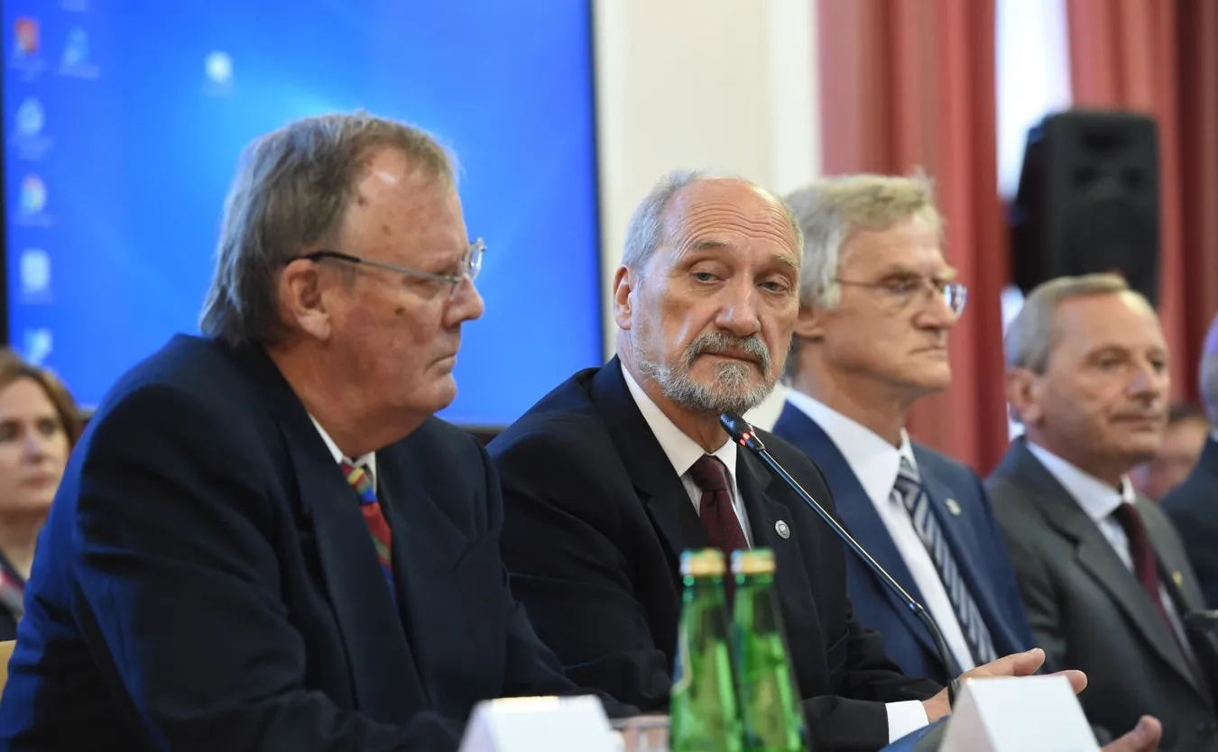 Dr inż. Wacław Berczyński, szef MON Antoni Macierewicz i prof. Kazimierz Nowaczyk